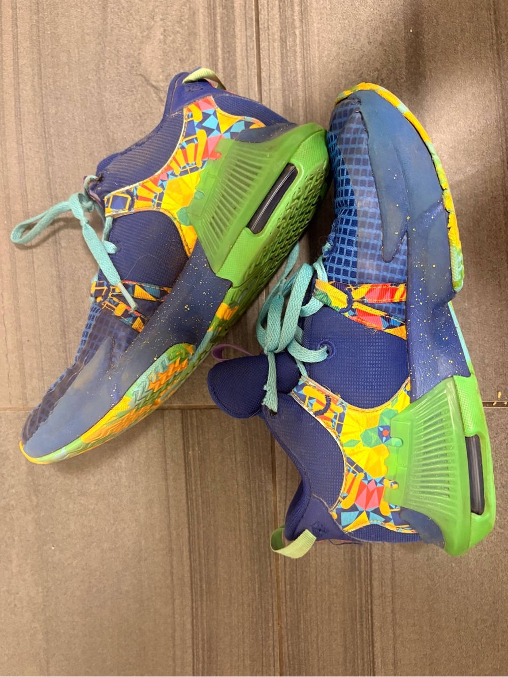 Size 7 youth LeBron James Multicolor Athletic Shoes - Blue & Green